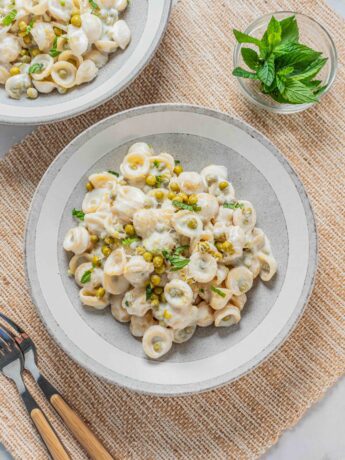 Creamy pasta with canned peas