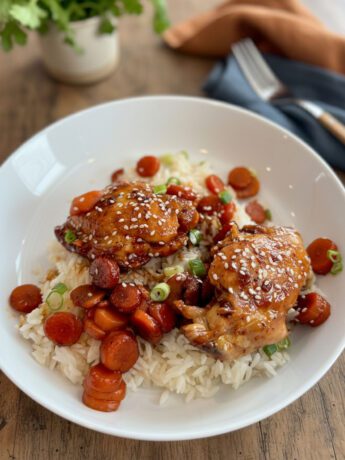 Recipe of honey garlic chicken thighs and canned sliced carrots over white rice